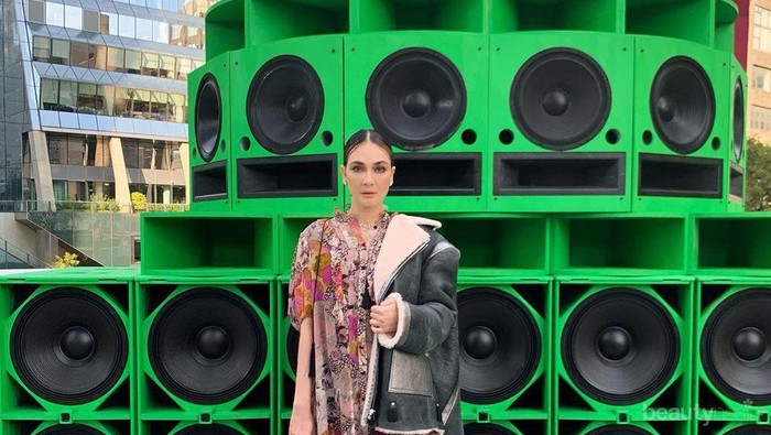 Pamer Foto Bareng 'The Queen Of Fashion', Begini Penampilan Luna Maya di NYFW