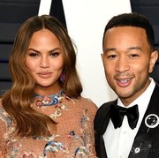 Punya Kulit Bercahaya, Chrissy Teigen Gunakan Alat Ini untuk Bersihkan Wajahnya
