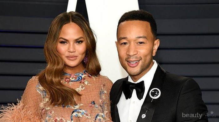 Punya Kulit Bercahaya, Chrissy Teigen Gunakan Alat Ini untuk Bersihkan Wajahnya