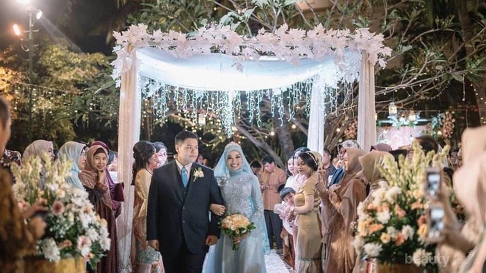 [FORUM] Dapet invitation nikahan yang lokasinya outdoor nih, pake rok atau celana nih?