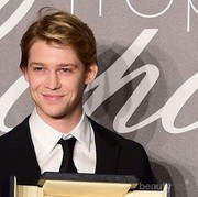 So Gorgeous! Begini Potret Joe Alwyn, Kekasih Taylor Swift