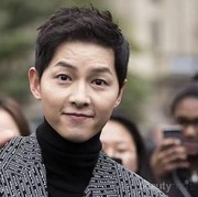 Penampilan Terbaru Song Joong Ki Usai Cerai dengan Song Hye Kyo