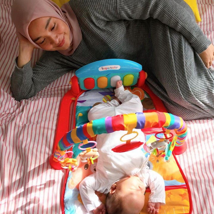 <p>Tika terlihat telaten mengganti popok baby Kal. Banyak netizen memberi semangat lho, Bun. (Foto: @tikabravani)</p>