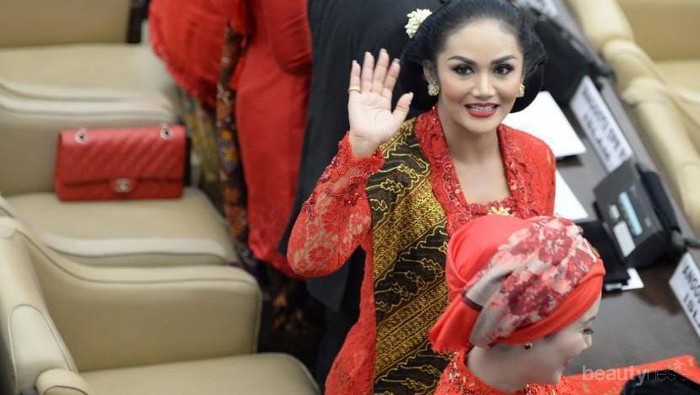 Selalu Menawan, Kebaya Anne Avantie Jadi Andalan Orang-Orang Penting!