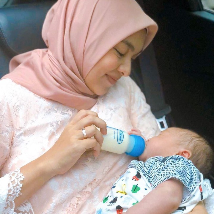<p>Tika tampak memberikan ASI perah (ASIP) pada sang putra. Ternyata Kal enggak rewel saat pertama kali minum ASIP pakai botol susu. (Foto: @tikabravani)</p>