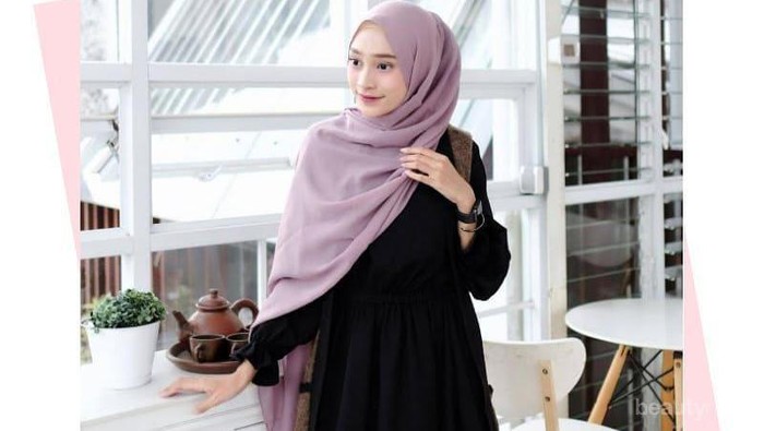 Bingung Pakai Pashmina Karena Licin? Yuk Kenakan dengan Cara Ini