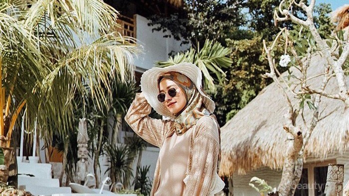7 Gaya Padu Padan Hijab dengan Topi ala Selebgram Mega Iskanti Saat Liburan