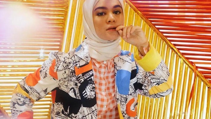 7 Gaya Hijab 'Street Style' Modern, Tantri Namirah yang 'Nyentrik' dan Edgy!