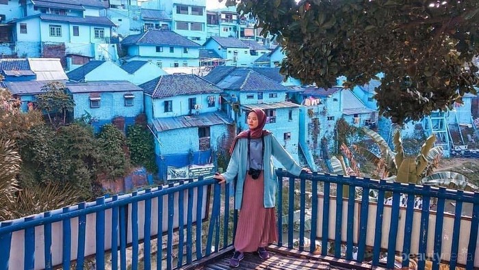 Spot Foto di Kampung Biru Arema, Wisata Malang yang Lagi Hits