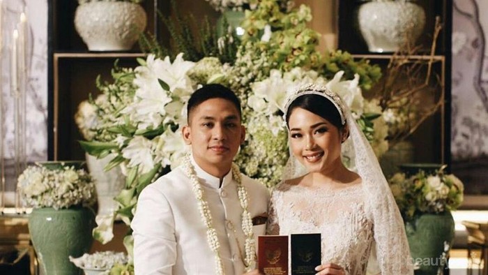 Ayla Dimitri Menikah, Simak Momen Bahagia di Hari Pernikahannya!