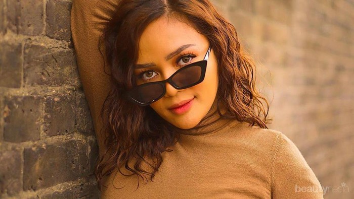 Punya Kulit Sawo Matang, 6 Youtuber Cantik Ini Tetap Pede Berkarya Punya Kulit Sawo Matang, 6 Youtuber Cantik Ini Tetap Pede Berkarya