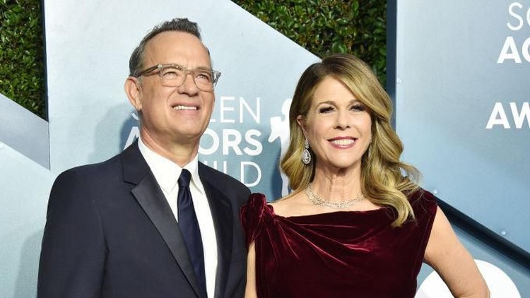 Tom Hanks mengabarkan kondisi terkininya lewat media sosial. Diketahui, dua pekan sebelumnya ia dan istrinya, Rita Wilson positif terinfeksi Corona.