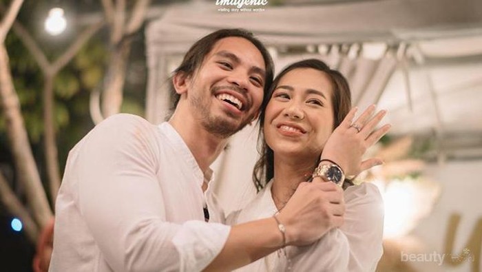 10 Potret Bahagia Abel Cantika di Momen Lamaran