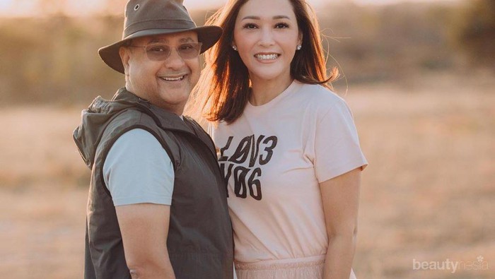 Foto: Gaya Liburan Seru Maia Estianty di Afrika Bersama Sang Suami