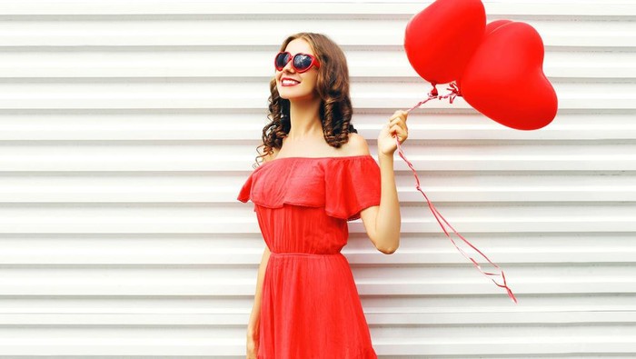 Suka Warna Merah Intip Inspirasi Cara Pakai Outfit nya 