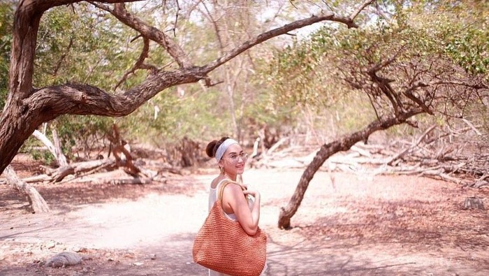 Gaya Liburan Ayu Ting Ting di Labuan Bajo