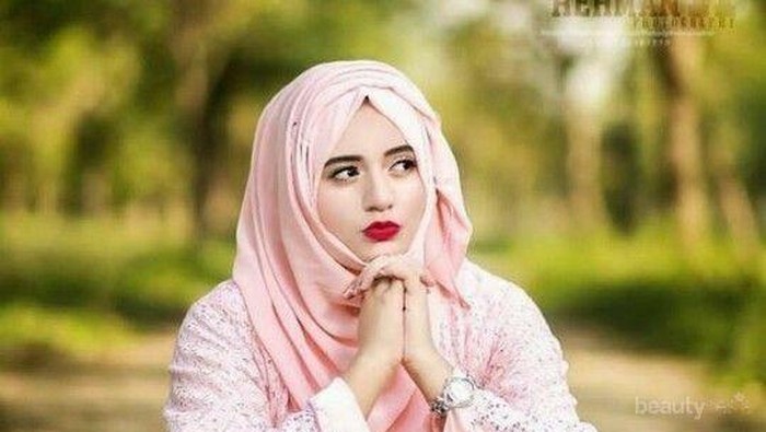 Buat Hijabers yang Punya Pipi Tembam, Yuk Intip Tips Agar Terlihat Tirus di Sini