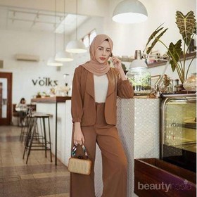 Tips Padu Padan Hijab Pashmina Warna Khaki ala Public Figur untuk Berbagai Acara