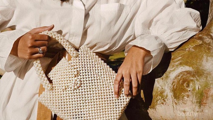 Gaya Kece Public Figur dengan Tas Manik Era 90-an, dari Marsha Aruan Hingga Acha Sinaga!