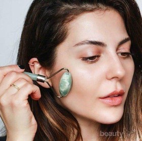 Bukan Alat Pijat Wajah Biasa, Ini 3 Manfaat Face Massager yang Perlu Kamu Tahu!