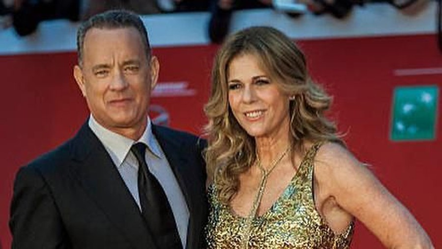 Tom Hanks & Istri Idap Corona Saat Syuting Film Elvis Presley Tom Hank dan Rita Wilson mengidap corona saat proses syuting film biopik Elvis Presley di Australia. Hanks berperan sebagai manajer Presley, Tom Parker.