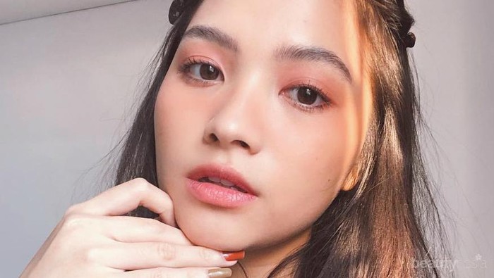 Gak Perlu Riasan Tebal, Coba Tutorial 'No Makeup' Makeup Look untuk Kencan Pertama