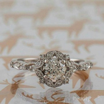img-title Rekomendasi Tempat Terbaik untuk Beli Cincin Tunangan di Indonesia