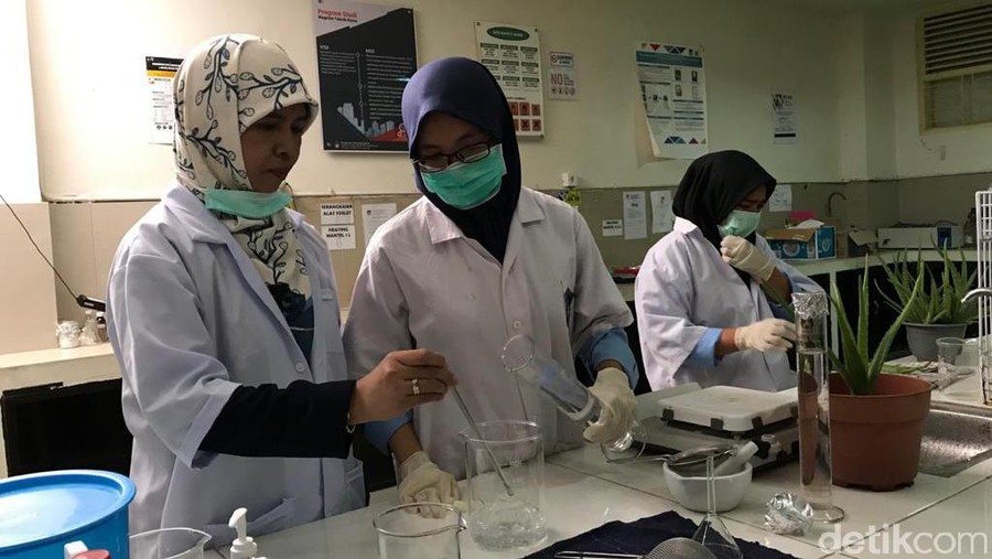 Cara Pertama Berikut beberapa cara untuk membuat hand sanitizer yang sudah mulai langka di pasaran.
