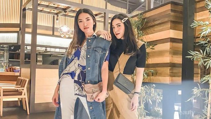 Kakak-Adik, Dua Influencer Indonesia Ini Adu Gaya Cantik
