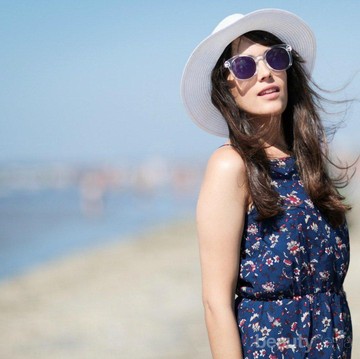 Biar Nyaman Liburan ke Pantai, 5 Fashion Item Ini Wajib Kamu Pakai