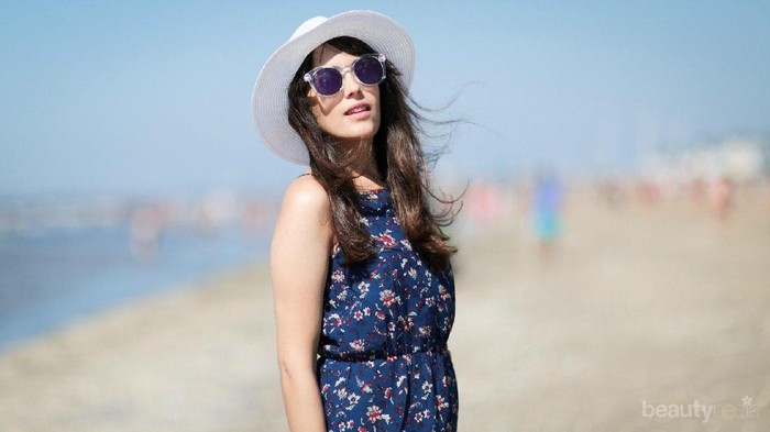 Biar Nyaman Liburan ke Pantai, 5 Fashion Item Ini Wajib Kamu Pakai