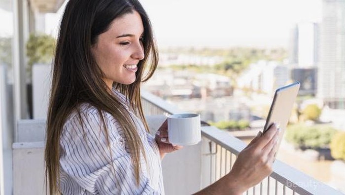 Sering Video Call Sama Pacar? Ini 5 Tips Kulit Selalu Tampak Kinclong di Kamera