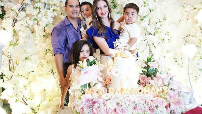 5 Potret Rumah Mewah Nia Ramadhani yang Punya Taman Seluas Lapangan Bola