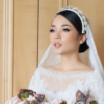 Balutan Kebaya dan Gaun Pengantin Cantik Influencer Ayla Dimitri di Hari Pernikahan