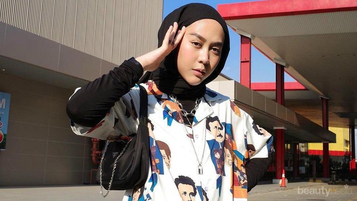 Tips Fashion: Padu Padan Manset untuk OOTD Hijabers, Anti Kuno!