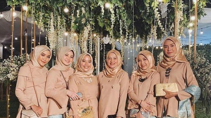 Penampilan Lebih Feminin dan Manis, Begini Trik Padu Padan Setelan Kulot Batik untuk Kondangan