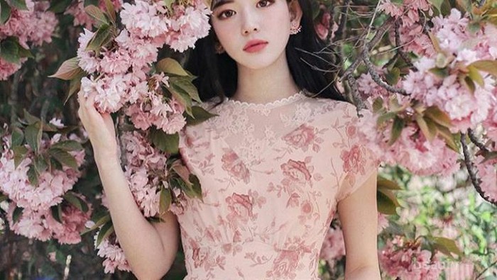 OOTD Floral Dress ala Cewek Korea yang Bisa Kamu Coba
