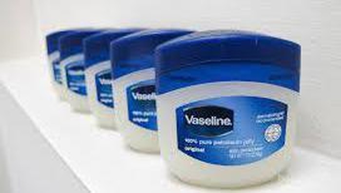 5 Manfaat Vaseline Petroleum Jelly untuk Kecantikan 5 Manfaat Vaseline Petroleum Jelly untuk Kecantikan