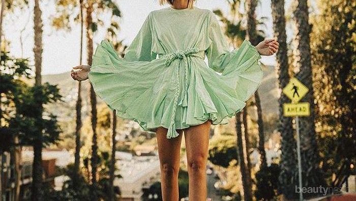 Menyejukkan Mata, Pakai Outfit Warna Hijau Mint dengan Cara Ini untuk Tampil Beda