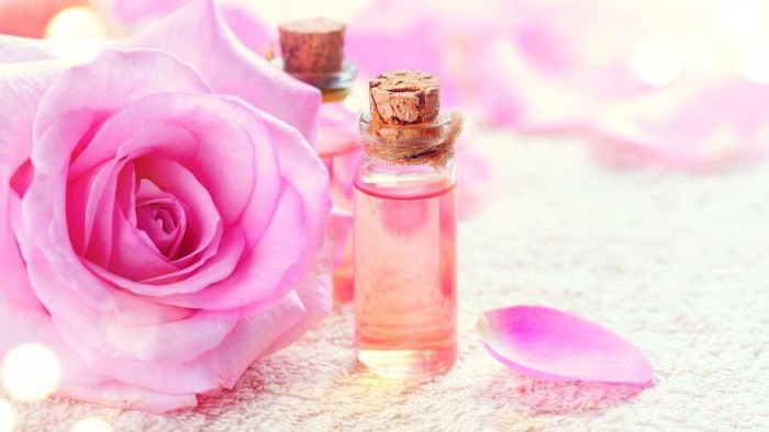 Tidak Hanya Sebagai Toner, Ini 4 Cara Menggunakan Air Mawar