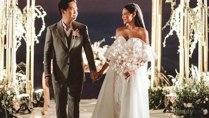 Dari Glamour Hingga Atraktif, Begini Gaun Pernikahan Serba Putih Vinna Gracia