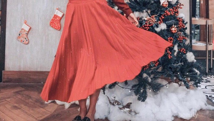 Tampil Lebih Percaya Diri, Coba 6 Inspirasi Padu Padan Bawahan Warna Merah Ini