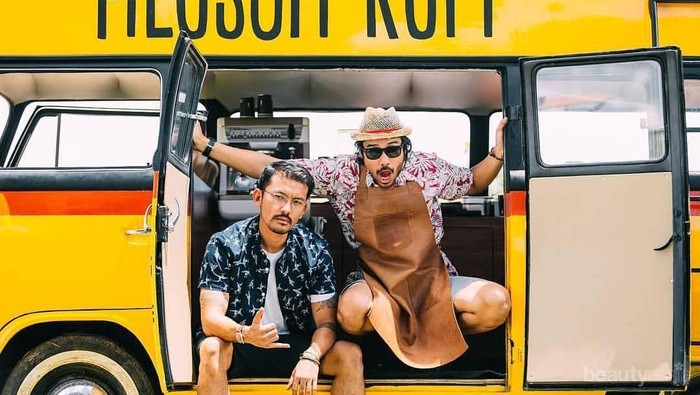 Bikin Dag Dig Dug, Intip Gaya Chicco Jericho dan Rio Dewanto Saat Bikin Kopi