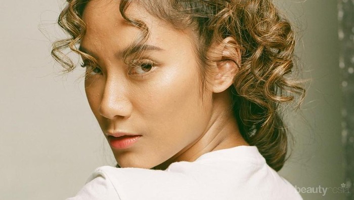 Tampil Seksi, Dress Transparan Tara Basro Curi Perhatian di Gala Premiere Film Gundala