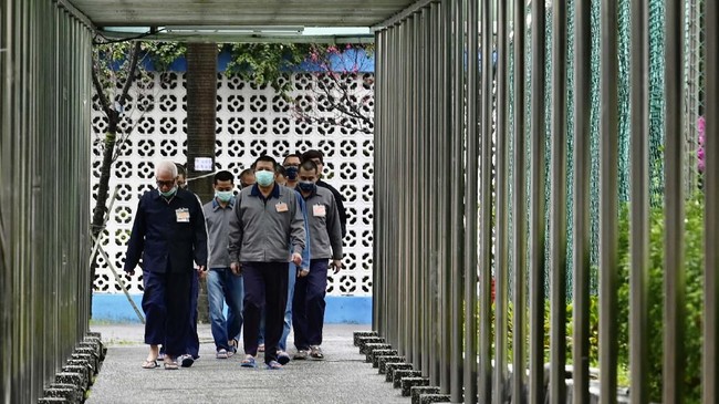 Mask-clad inmates walk at the Taipei Prison in Taoyuan City, northern Taiwan on March 10, 2020. - More than 4,000 people have died and over 110,000 have been infected worldwide, with the majority in China, though daily infections are now growing at a much faster pace abroad. (Photo by Sam Yeh / AFP)