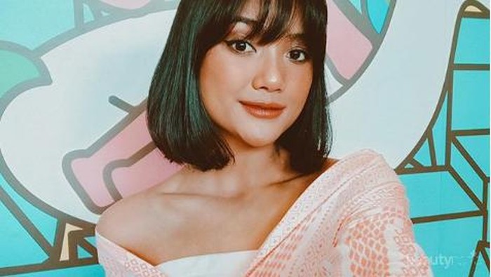 Tips Hilangkan Jerawat di Jidat untuk Kamu yang Berponi ala Marion Jola