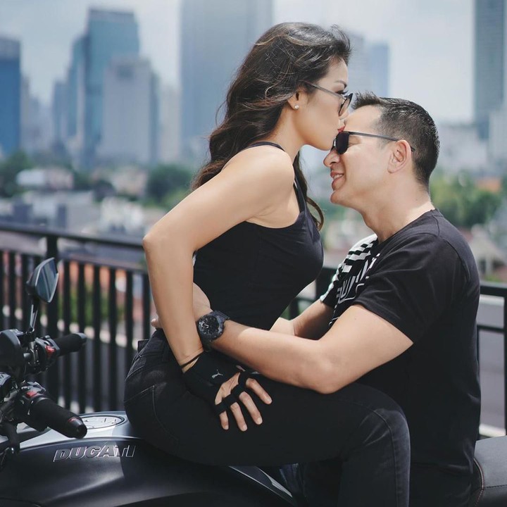 <span style="color: #500050; font-family: Arial, Helvetica, sans-serif; font-size: small;">"Bikinnnn iriii shayyyy," kata netizen lainnya di unggahan ini. Menurut Bunda gimana nih? (Foto: Instagram @ariwibowo_official)</span>