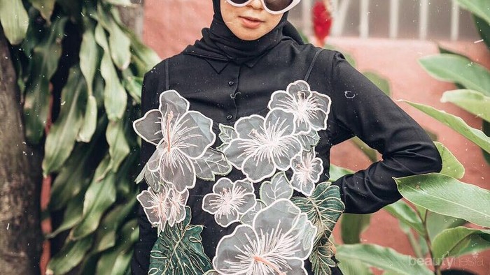 Inspirasi Gaya Hijab Tantri Namirah dari Casual Hingga Quirky