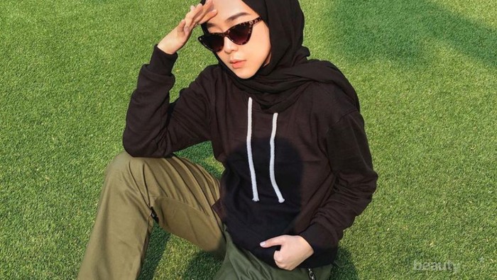 5 Gaya Hijab Black on Black Ala @strngrrr aka Intan Khasanah