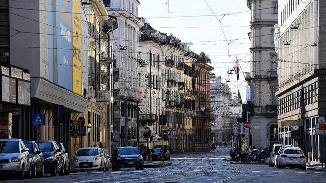 Dampak Corona Italia Bagai Kota Mati A picture taken on March 8, 2020 shows the deserted Via Manzoni in central Milan, after millions of people were placed under forced quarantine in northern Italy as the government approved drastic measures in an attempt to halt the spread of the COVID-19 outbreak, caused by the novel coronavirus that is sweeping the globe. - On top of the forced quarantine of 15 million people in vast areas of northern Italy until April 3, the government has also closed schools, nightclubs and casinos throughout the country, according to the text of the decree published on the government website. With more than 230 fatalities, Italy has recorded the most deaths from the COVID-19 disease of any country outside China, where the outbreak began in December. (Photo by Miguel MEDINA / AFP)